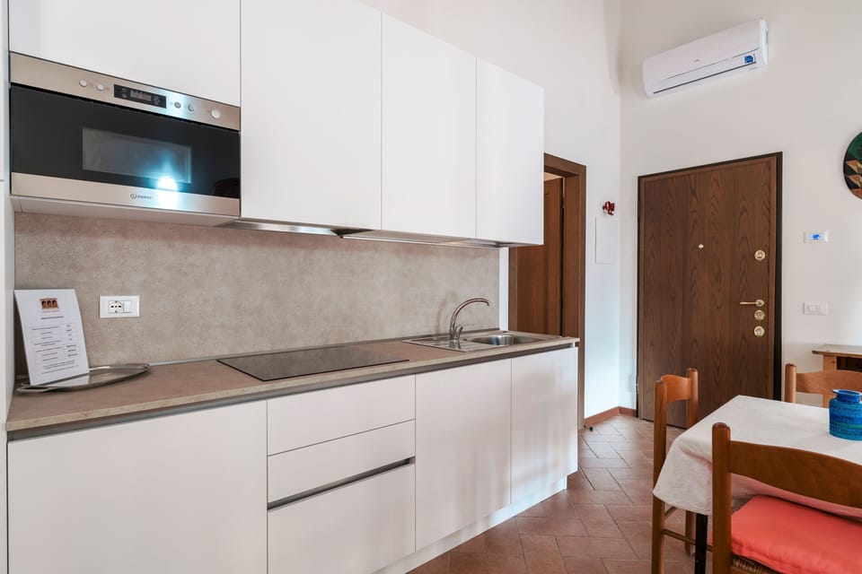 Bilocale standard, letti singoli | Private kitchen | Full-size fridge, espresso maker, electric kettle, paper towels