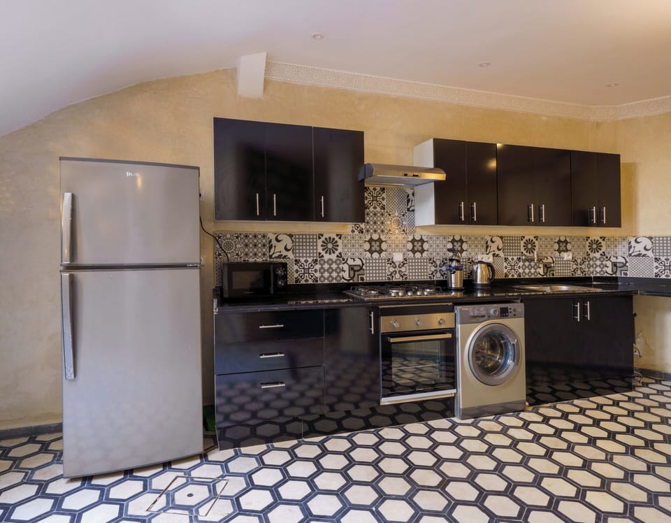 Family House | Private kitchen | Full-size fridge, microwave, oven, stovetop