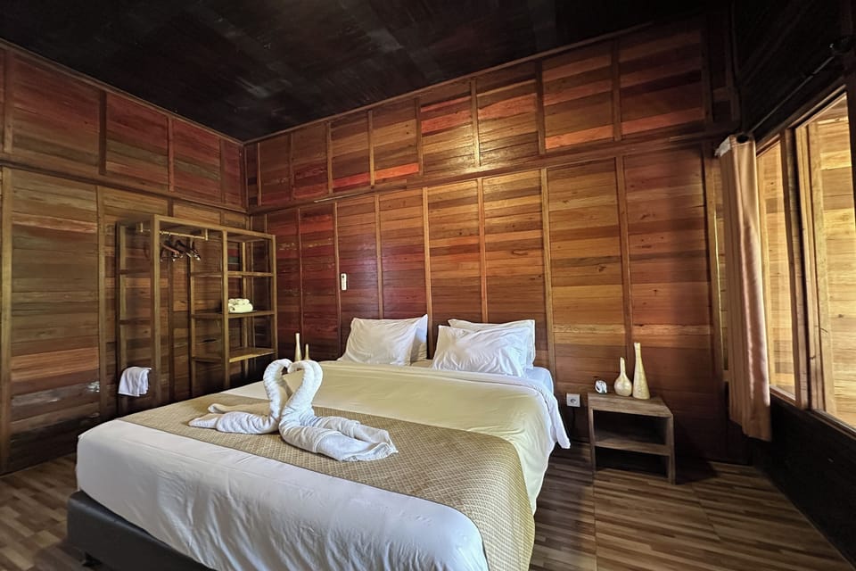 Deluxe Room | Iron/ironing board, free WiFi