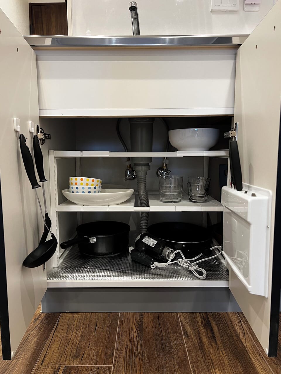 Basic Apartment, Non Smoking, Kitchen | Private kitchen | Fridge, microwave, stovetop, cookware/dishes/utensils