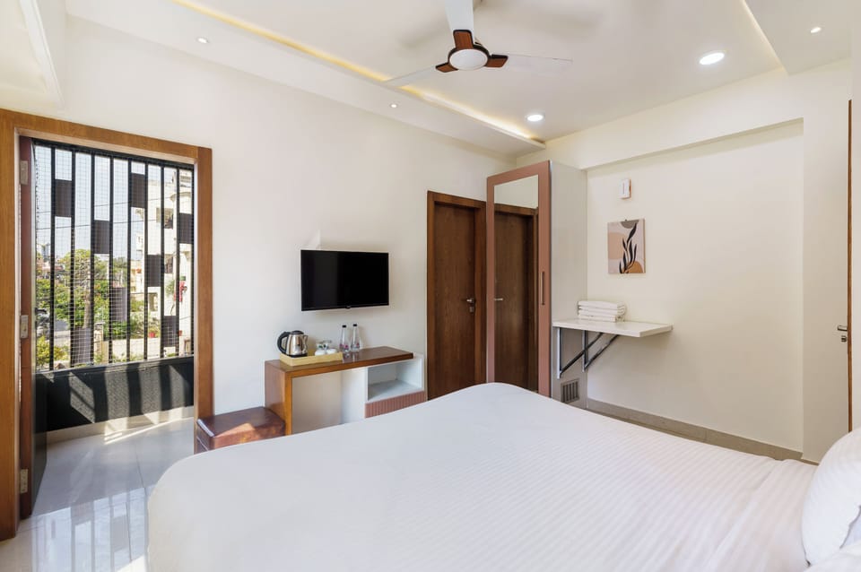 Deluxe Room, Balcony | In-room safe, laptop workspace, free WiFi