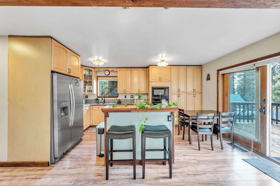 Kitchen: Drip coffee maker, Crockpot, stainless steel fridge