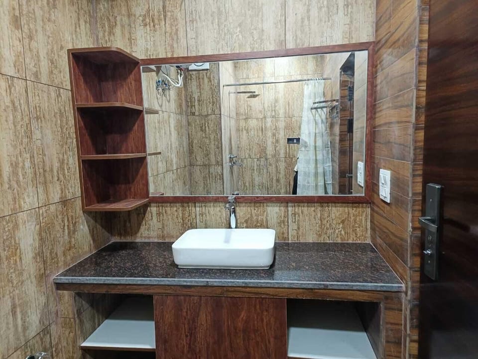 Standard Double Room, Garden View | Bathroom