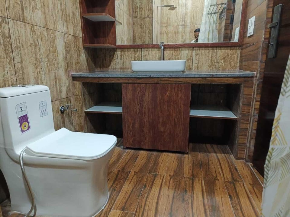 Standard Double Room, Garden View | Bathroom
