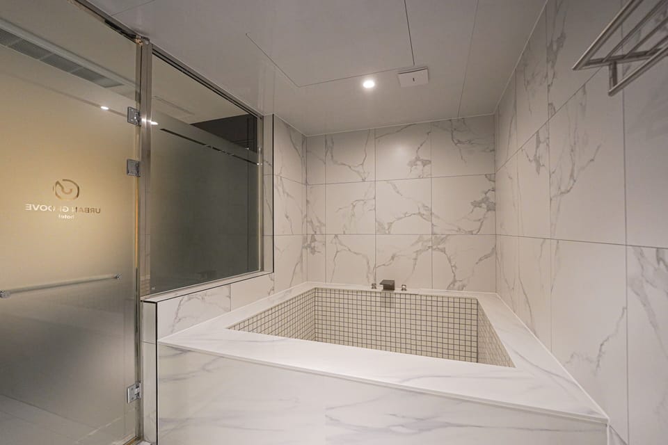 Premier Suite | Bathroom | Free toiletries, slippers, soap, shampoo