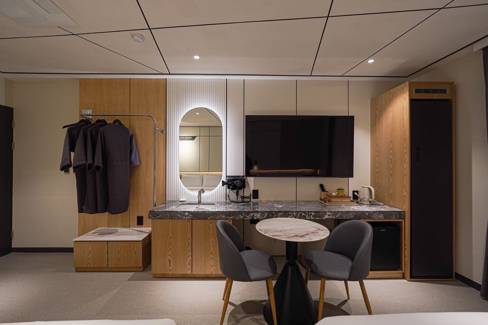 Premier Twin Room | Soundproofing, free WiFi
