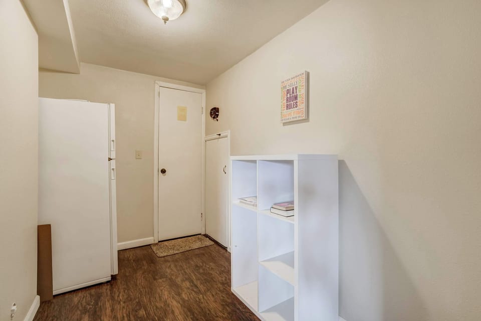 Extra space for convenience! A functional area with storage and essentials to keep everything organized during your stay.





