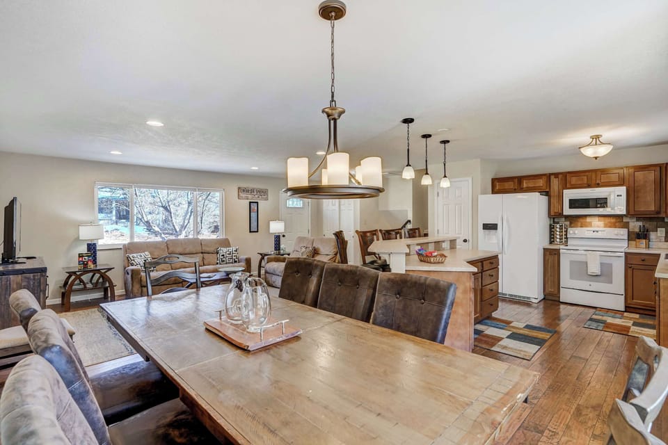 Spacious dining area! Gather around this large dining table, perfect for family meals and group conversations.
