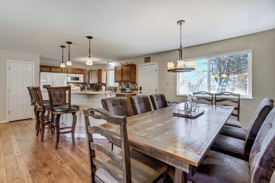Open-concept dining and kitchen! Plenty of seating for shared meals, with a spacious kitchen just steps away for easy entertaining.





