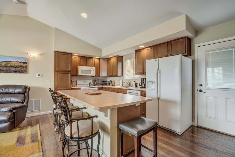 Fully equipped kitchen! Spacious and stocked with all the essentials, plus a kitchen island with seating for casual dining or morning coffee.










