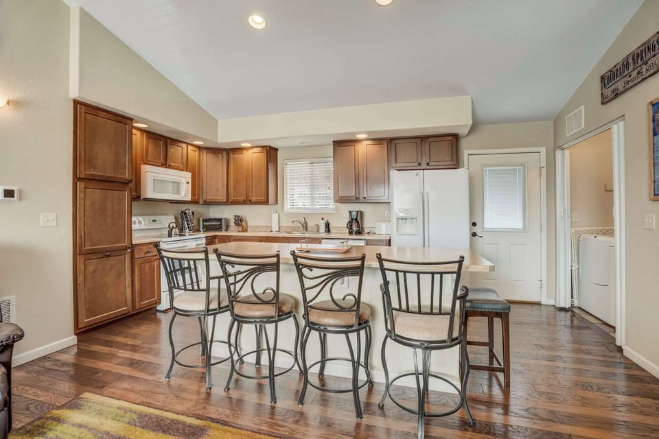 Fully equipped kitchen! Spacious and stocked with all the essentials, plus a kitchen island with seating for casual dining or morning coffee.





