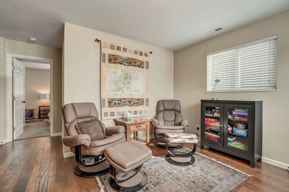 Cozy living space! Kick back in plush recliners and enjoy a Smart TV, perfect for unwinding after a day of exploring.






