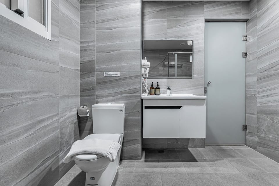 Standard Double Room with Bathtub | Bathroom | Hair dryer, slippers, towels, shampoo