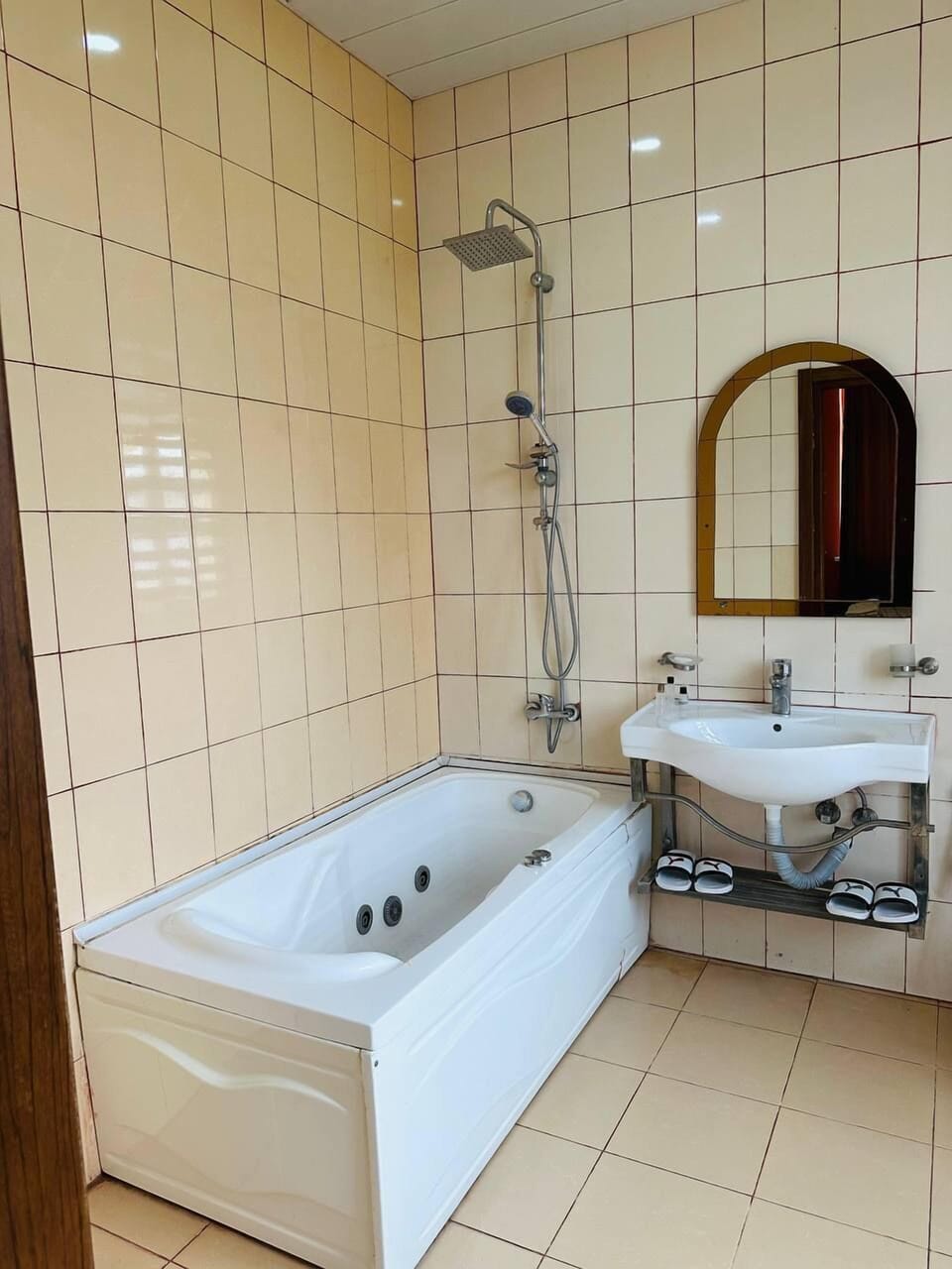 Family Suite | Bathroom | Hair dryer, towels, soap, shampoo
