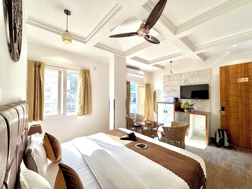 Premium Room | Desk, laptop workspace, blackout drapes, soundproofing