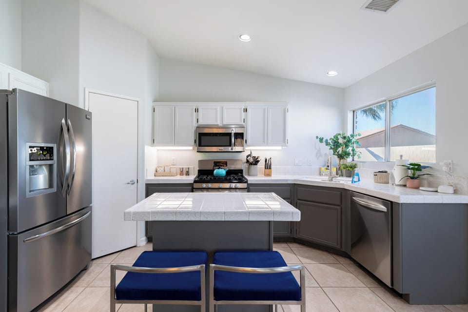 Fully equipped kitchen.