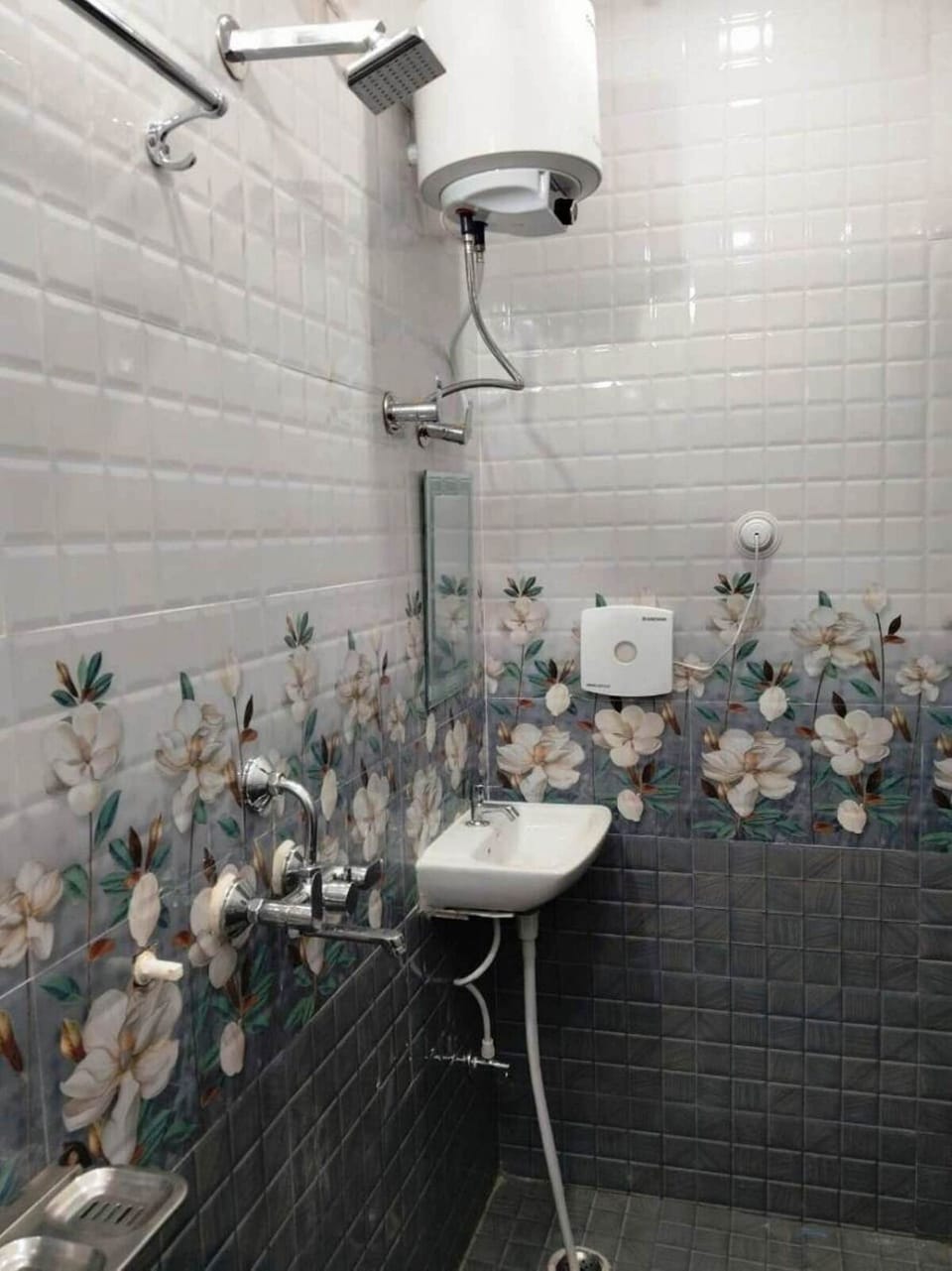 Deluxe Double Room | Bathroom | Shower, slippers, towels, soap