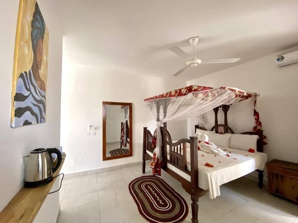 Deluxe Room, Balcony, Partial Sea View | Free cribs/infant beds, bed sheets