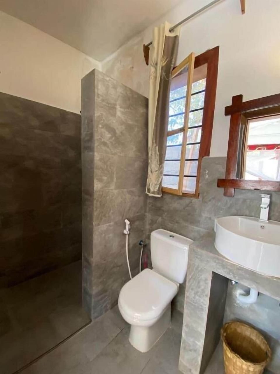 Deluxe Room, Balcony, Partial Sea View | Bathroom | Shower, rainfall showerhead, free toiletries, hair dryer