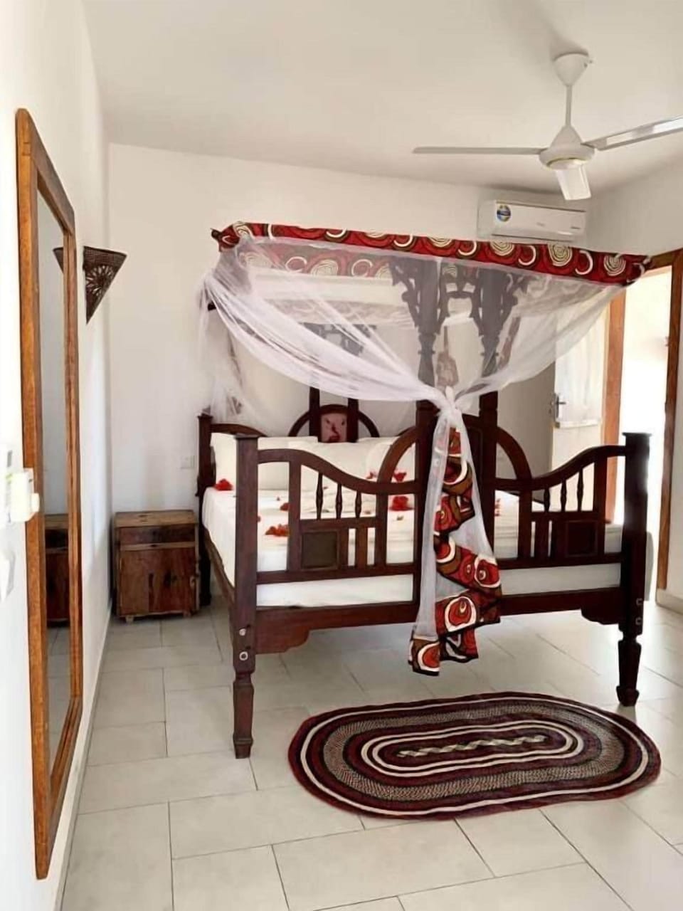 Deluxe Room, Balcony, Partial Sea View | Free cribs/infant beds, bed sheets