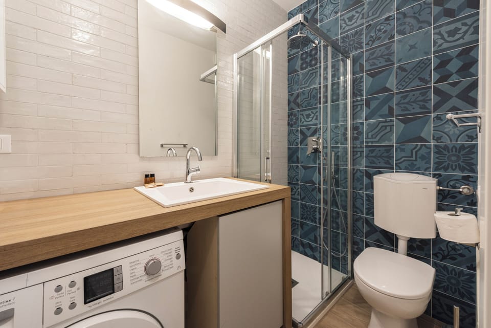 Comfort Apartment, Patio | Bathroom | Free toiletries, hair dryer, towels, toilet paper