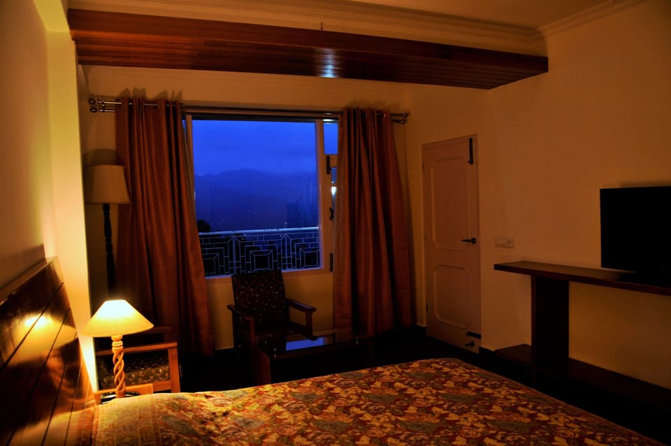 Deluxe Double Room, Mountain View | Laptop workspace, free WiFi