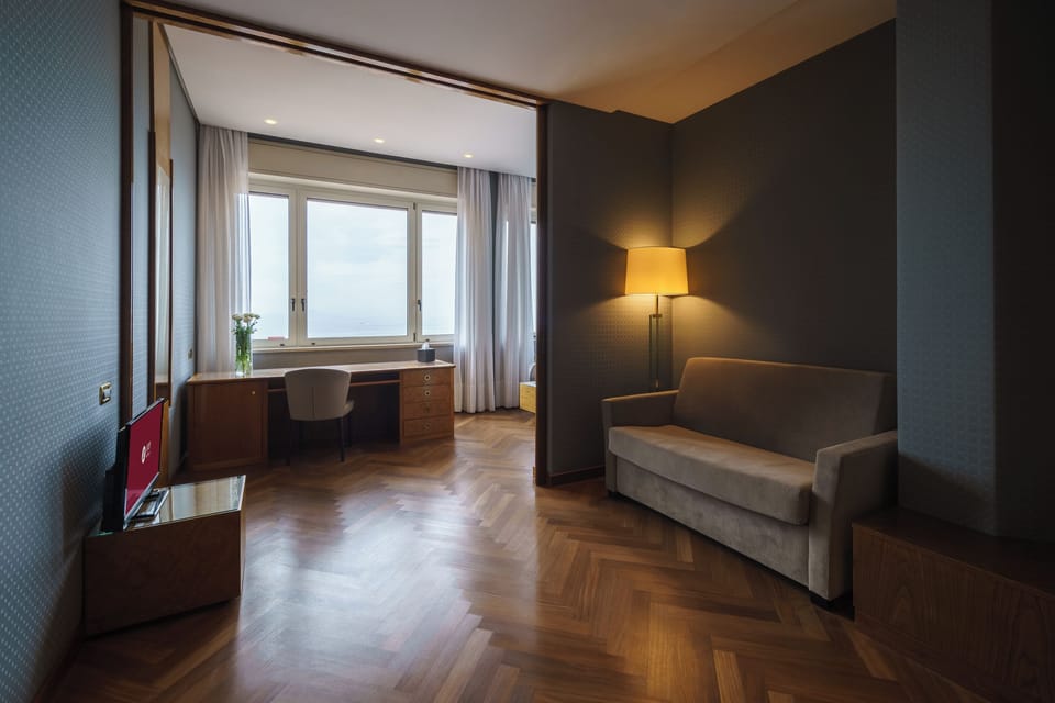 Minibar, in-room safe, desk, free WiFi