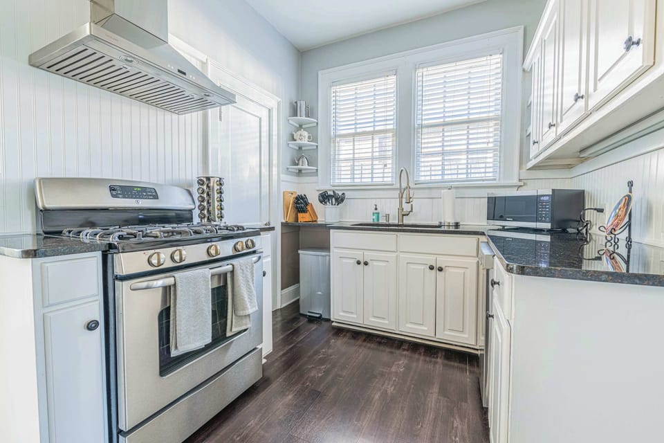 Modern and functional kitchen with everything you need to whip up a great meal.