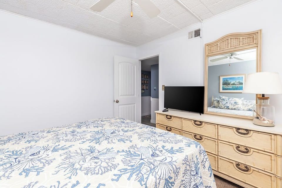 QUEEN-BEDROOM