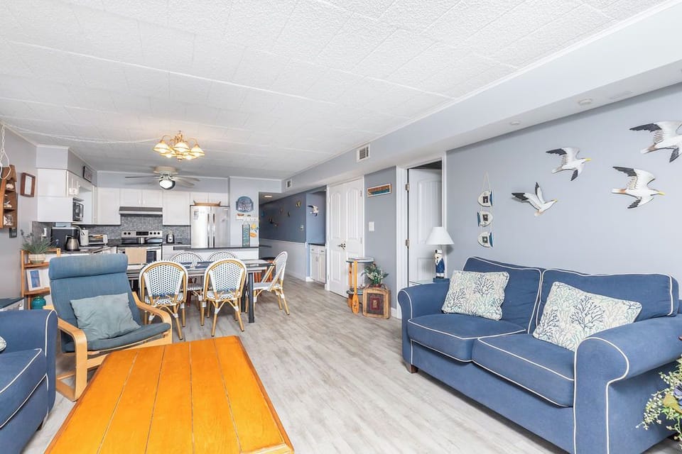 LIVING-AREA-FOUR-SEASONS-104-OCEAN-CITY