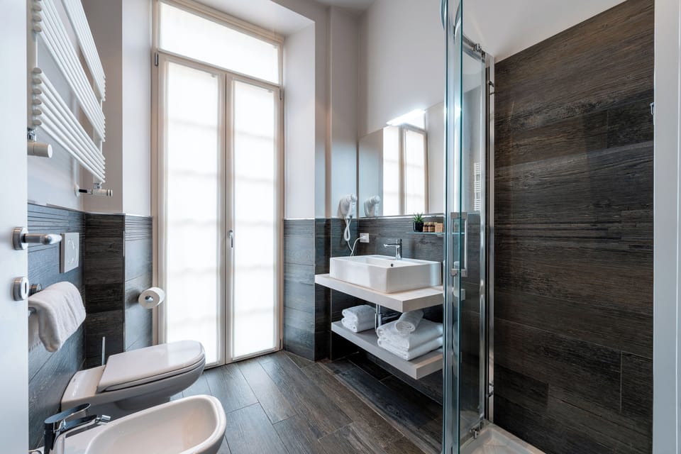 Single Room | Bathroom | Shower, rainfall showerhead, free toiletries, hair dryer