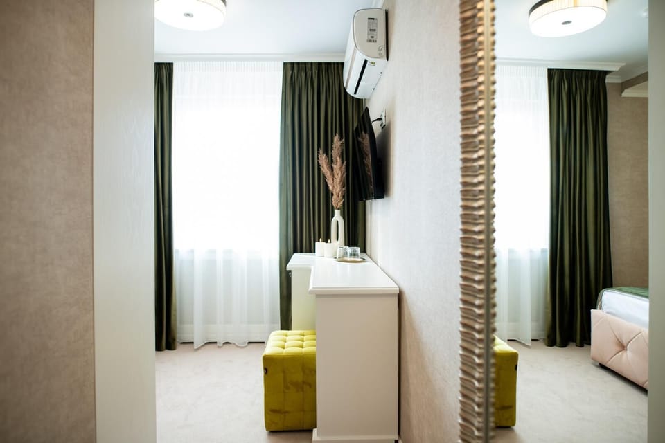 Deluxe Single Room, Patio | Hypo-allergenic bedding, free minibar, in-room safe, desk