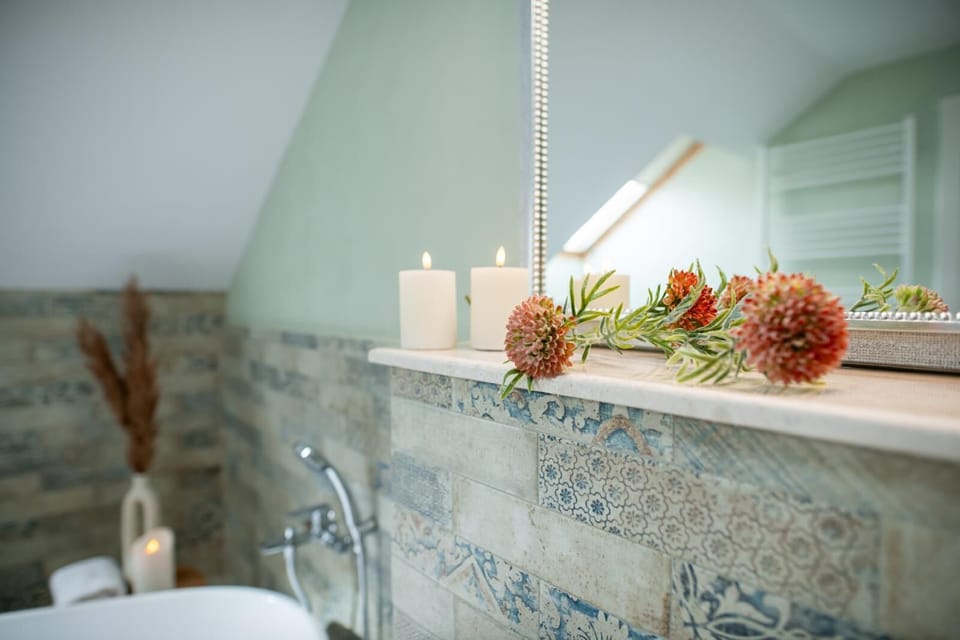 Deluxe Apartment, Patio | Bathroom | Shower, free toiletries, hair dryer, slippers