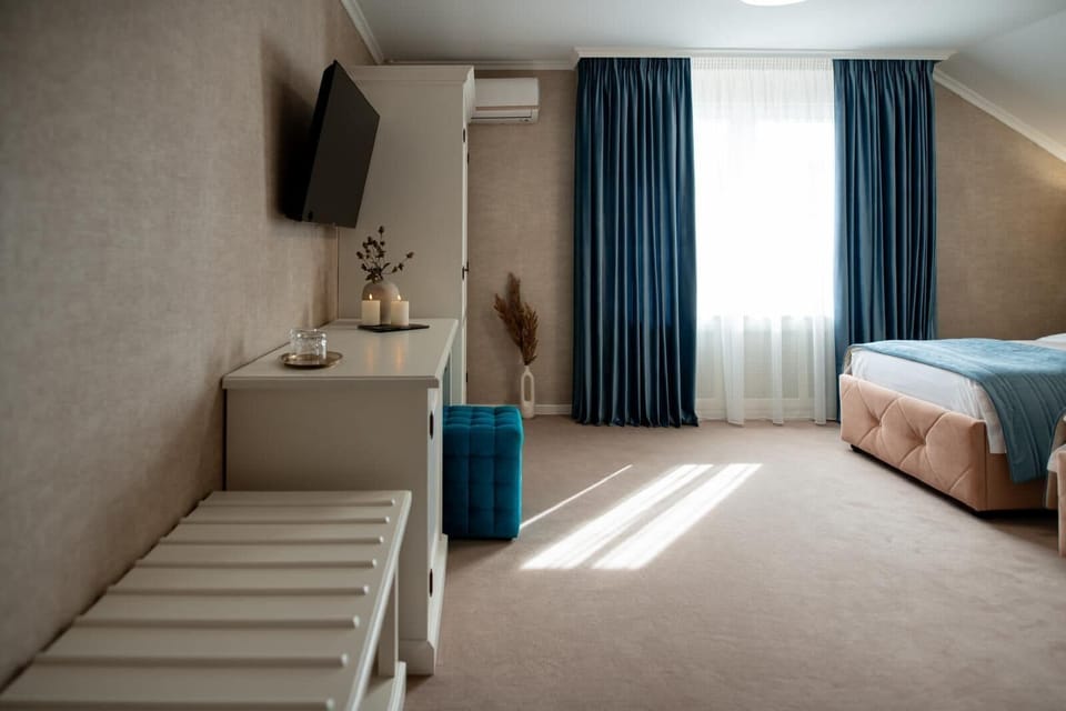 Deluxe Twin Room, Patio | Hypo-allergenic bedding, free minibar, in-room safe, desk