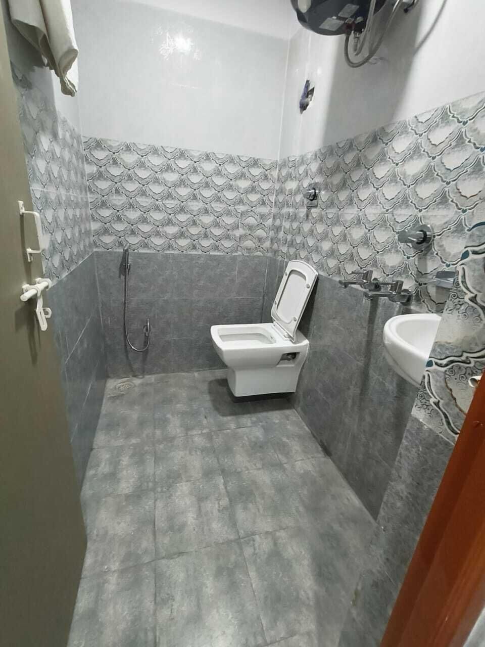 Deluxe Double Room | Bathroom | Shower, rainfall showerhead, free toiletries, hair dryer