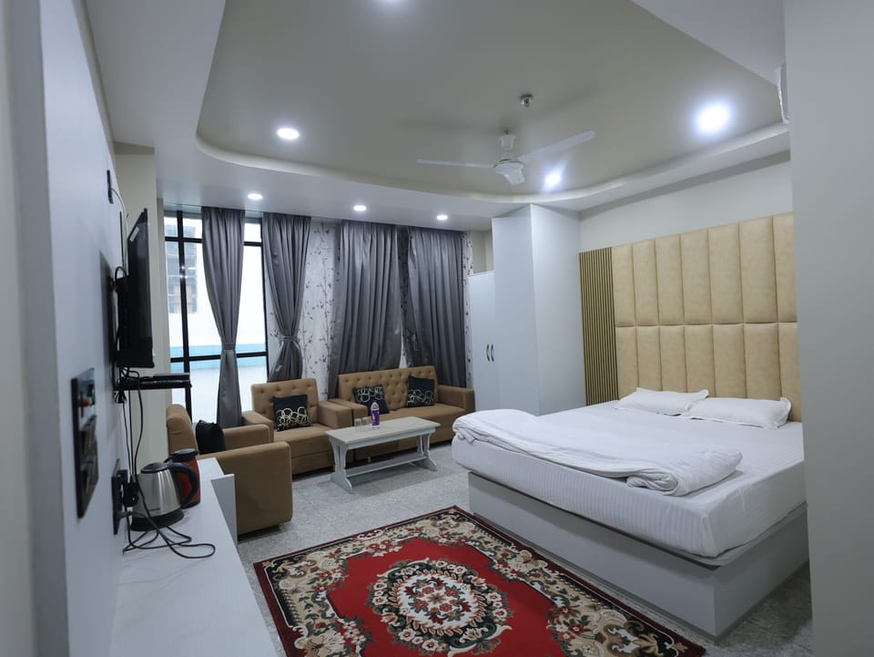 Luxury Suite | Desk, laptop workspace, soundproofing, WiFi (free)