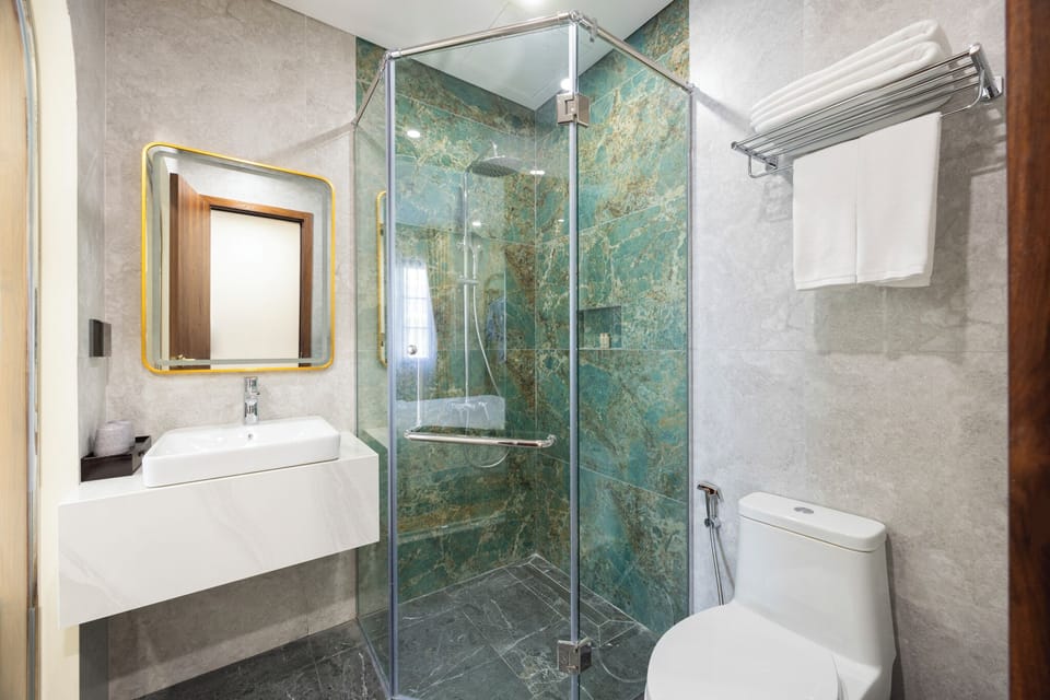 Superior Double Room | Bathroom | Shower, hair dryer, slippers, towels
