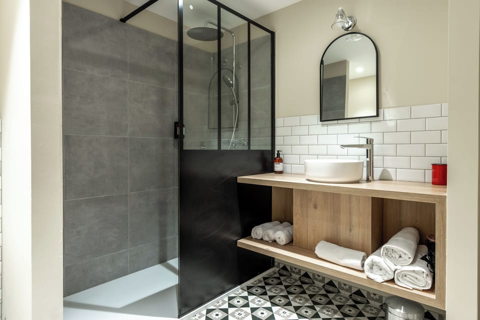 Classic Triple Room | Bathroom | Free toiletries, hair dryer, towels
