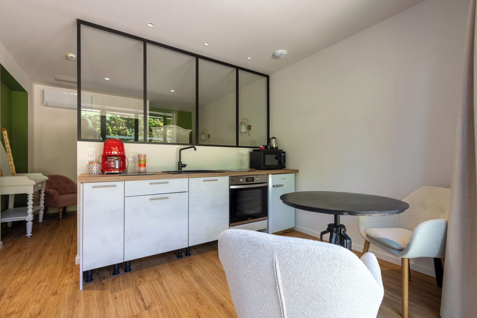 Classic Studio | Private kitchen | Coffee/tea maker, electric kettle, highchair