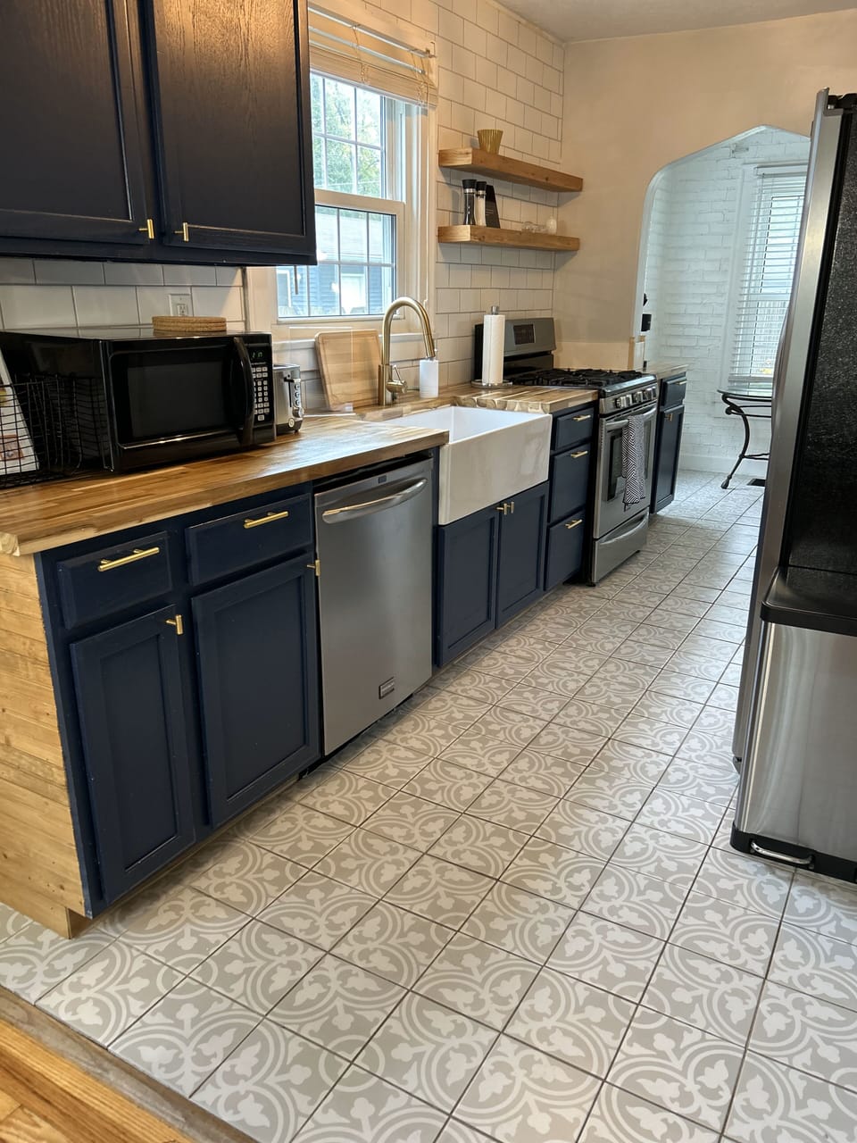Cook with ease in our stylish kitchen, featuring a full set of cookware.