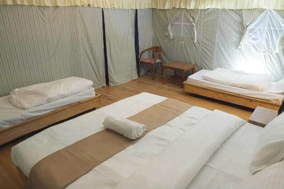 8 bedrooms, desk