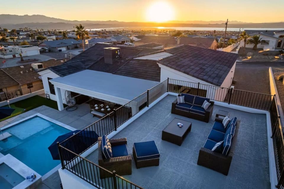 Outdoor shower, loungers, dining space and even a putting green... this outdoor haven won`t disappoint!