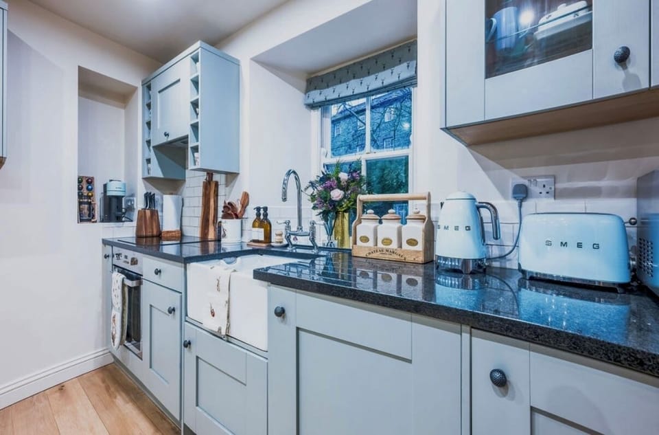 Luxury Cottage, Patio, River View | Private kitchen
