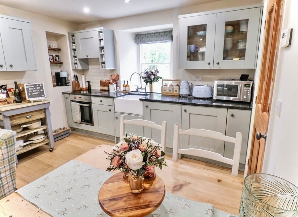 Luxury Cottage, Patio, River View | Private kitchen