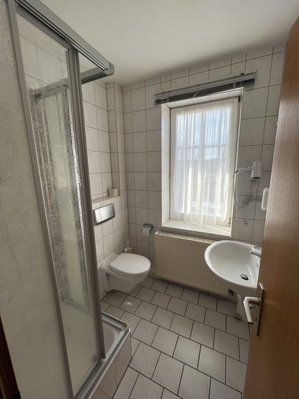 Double Room | Bathroom | Combined shower/tub, free toiletries, hair dryer, towels