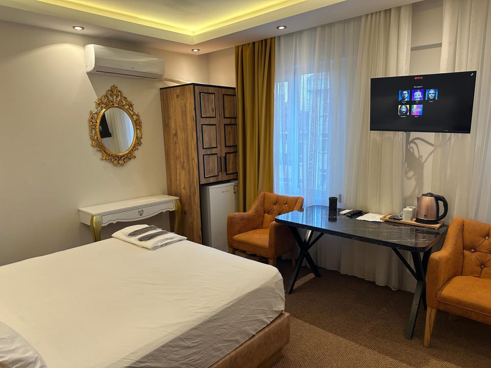Desk, laptop workspace, free WiFi