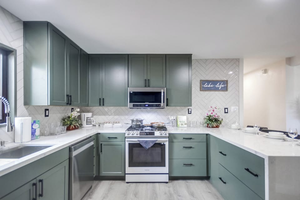 This kitchen has it all: sleek design and top-of-the-line appliances!