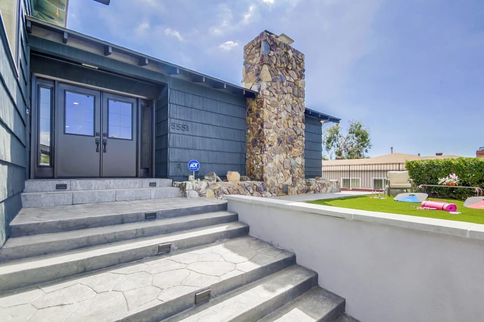 Enter our fancy and modern entryway w/ a well-maintained lawn just steps away
