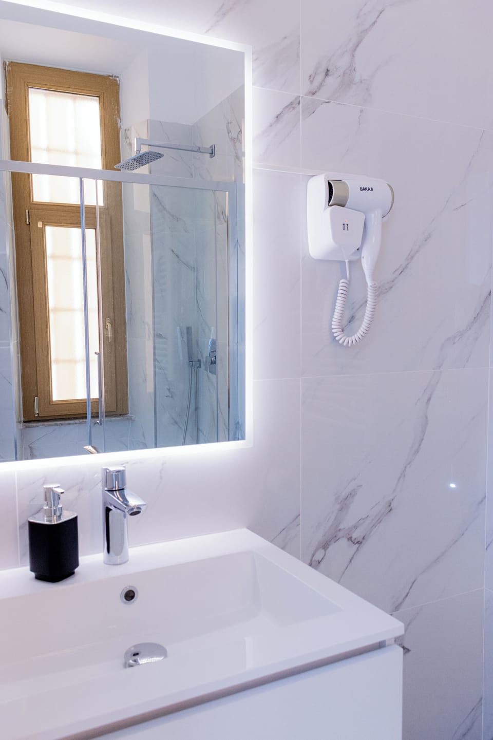 Felicia | Bathroom | Shower, hair dryer, bidet, towels