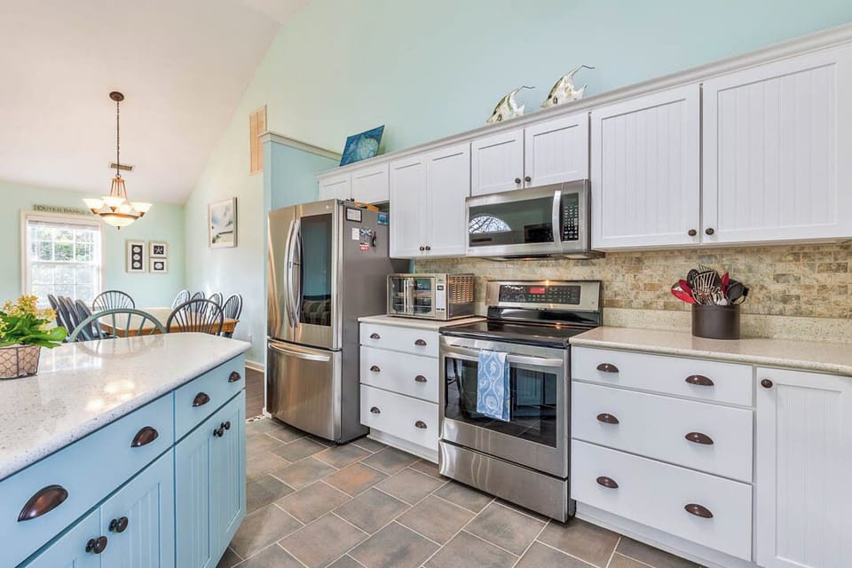 Top-Level Kitchen with Bar (seats 4)